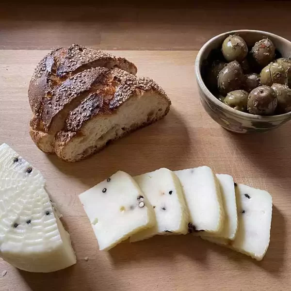 formaggio siciliano con pane e olive